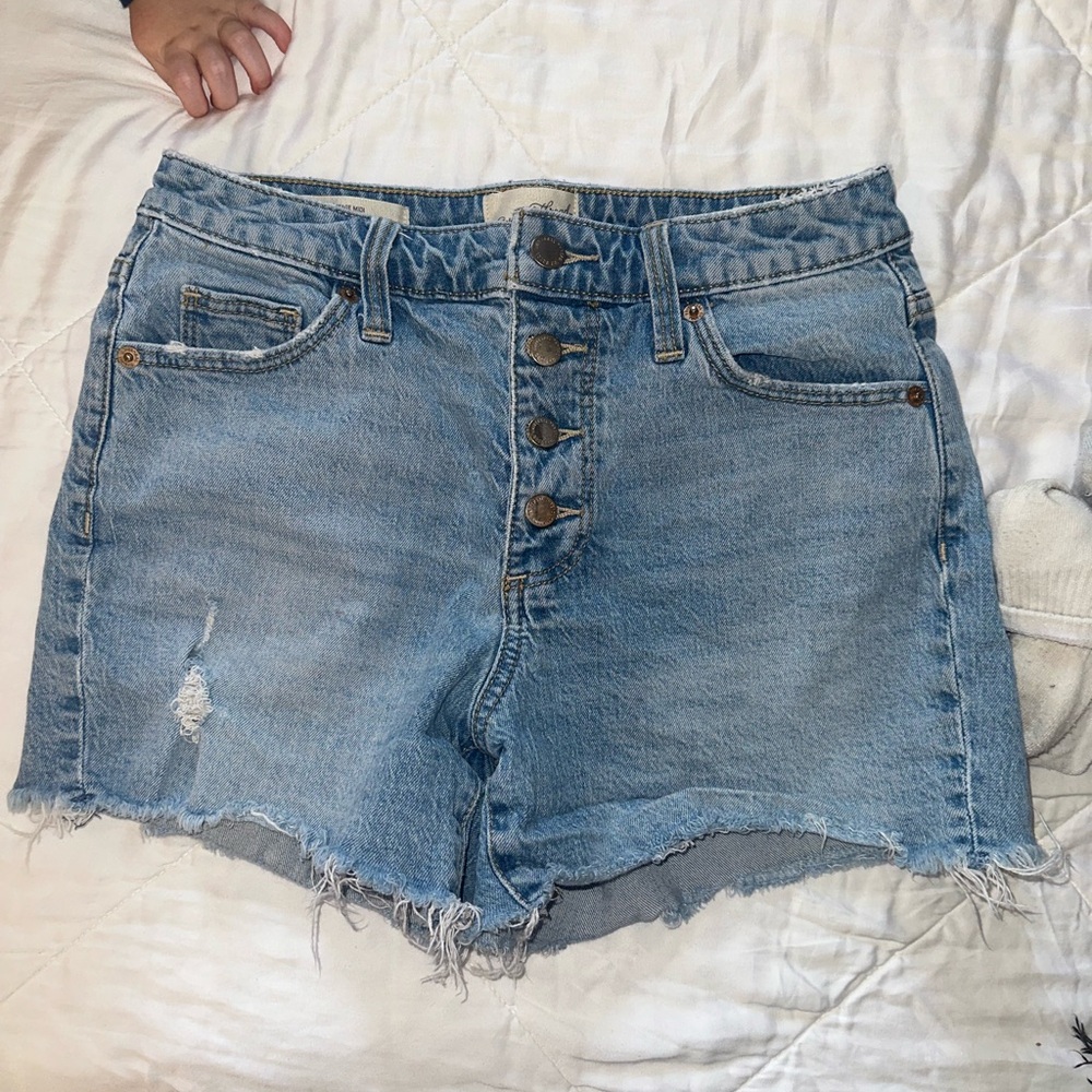 Universal thread vintage midi light wash Women's Shorts